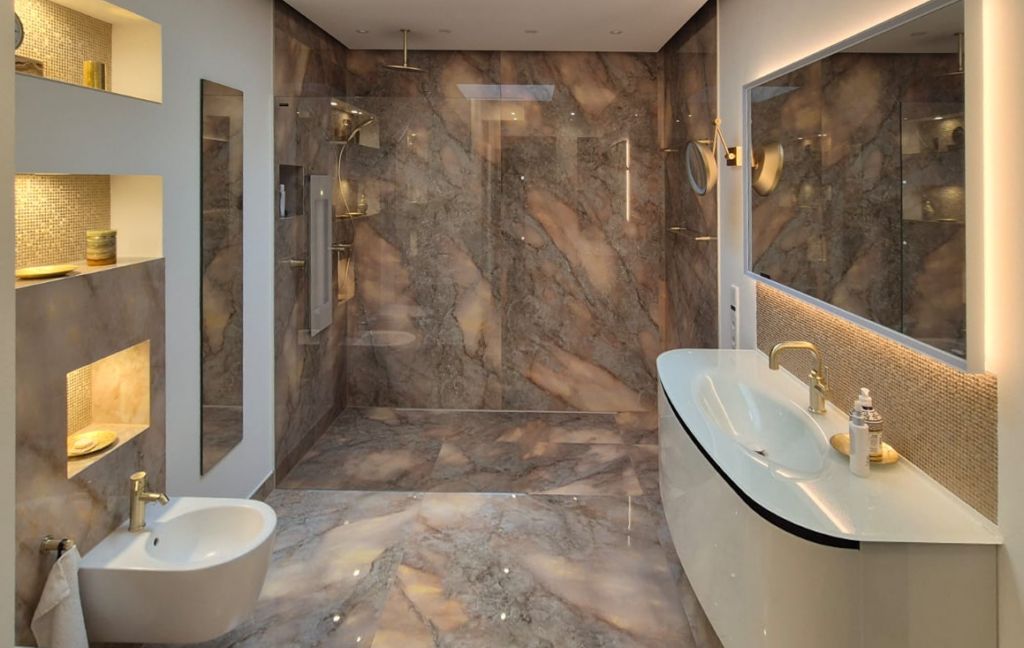Duschbad Goldmosaik Marmorfliesen Luxusbad