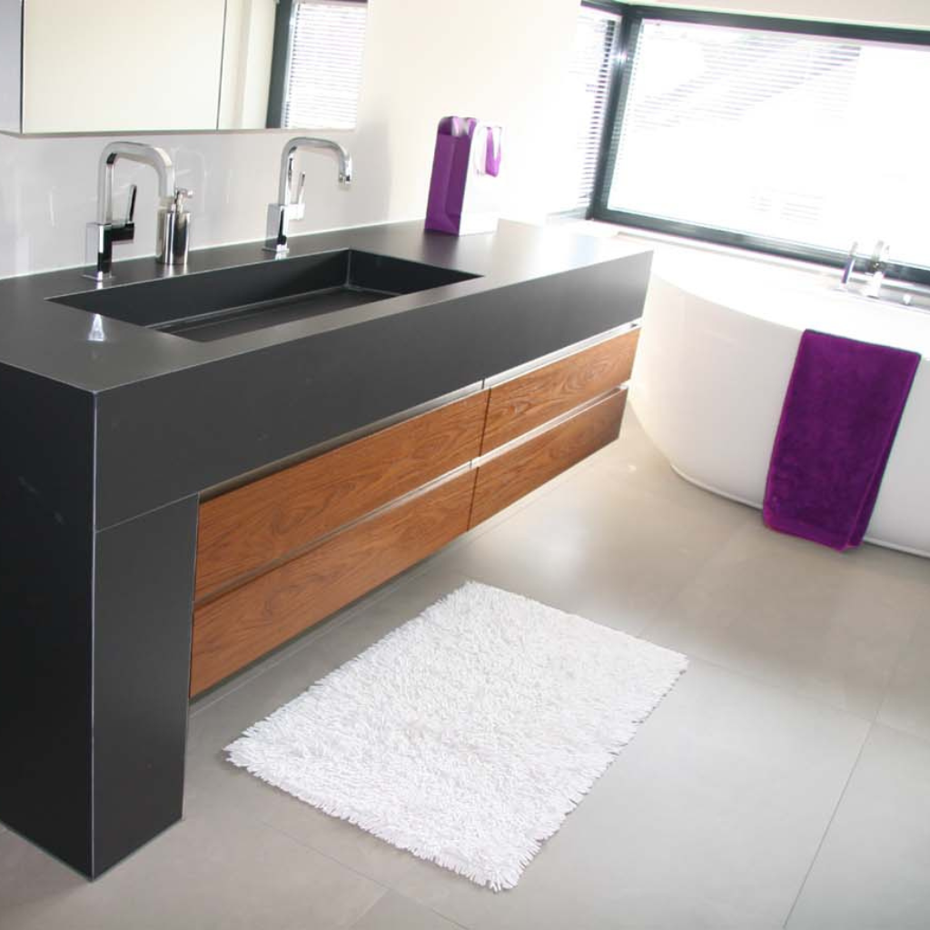 traumbad mit seele, freistehende Badewanne, Waschtisch maßanfertigung, holz im bad, großformatige fliesen, holz mit fliesen grau